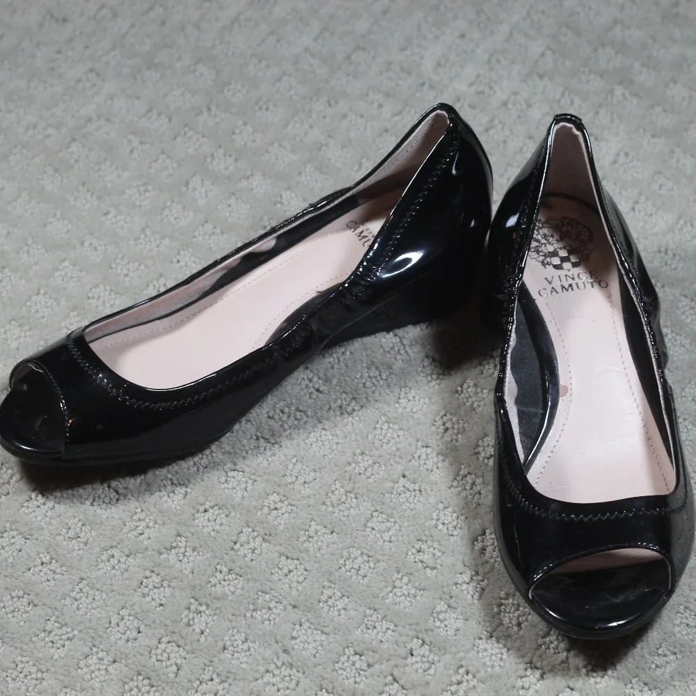 NWOT Vince Camuto Size 8.5M Black Patent Leather Ryssa Peep Toe Wedge 1.5